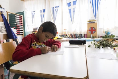 Christos escribe invitaciones confeccionadas a mano para la celebración del Día del No. Más tarde, él mismo las entregará a todas las familias de la isla. El último censo se realizó en 2011, cuando vivían 44 personas. Hoy, aproximadamente la mitad de ellos todavía están allí. No hay oficinas de policías o médicos en Arkioi, pero hay un pequeño helipuerto para emergencias.