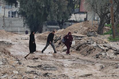 Habitantes de Yenín, durante el cuarto día de ofensiva israelí, este viernes.