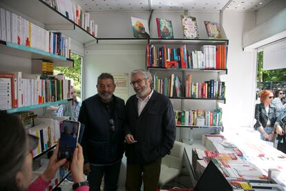 Muñoz Molina en la Feria del libro, El Retiro, Madrid.