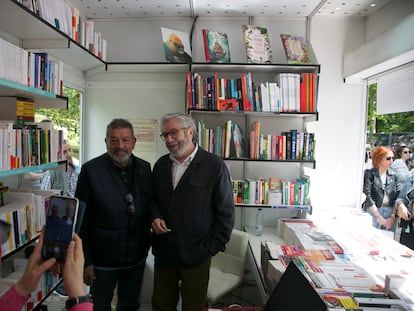 Muñoz Molina en la Feria del libro, El Retiro, Madrid.