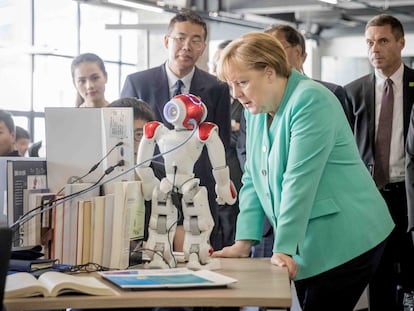 La canciller alemana, Angela Merkel, durante una visita a una compañía tecnológica en China en 2018.