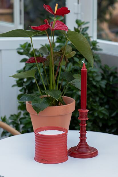 Candelabro y vela en recipiente de cerámica con esencia de hojas de tomate en el invernadero de Loewe.