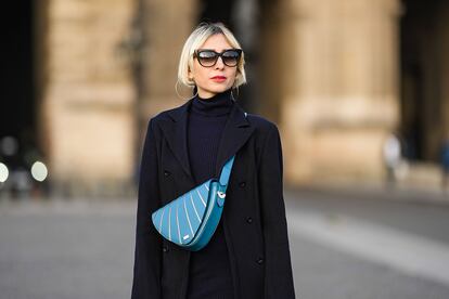 La estilista de moda italiana Emy Venturini, con bolso triangular de la firma Liase.