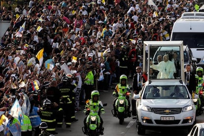 El público recibe al Papa por las calles de Bogotá.