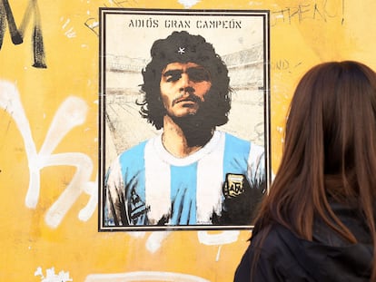 Un mural en honor a Diego Armando Maradona en el que asemeja al histórico retrato del Che Guevara, en Roma (Italia), el 27 de noviembre de 2020.