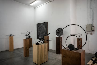 Obras de Martín Chirino, en una sala junto a la forja en la que trabajaba en su casa de Morata de Tajuña (Madrid).