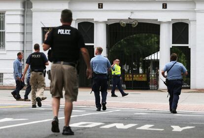 Las inmediaciones del mando de la Armada en Washington totalmente cerrado. El tirador se mantiene dentro del edificio.