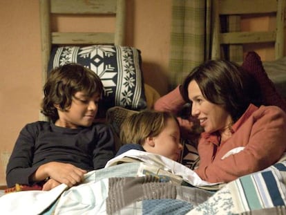 Marco, Lucas y su madre, interpretada por la actriz Ariadna Gil.