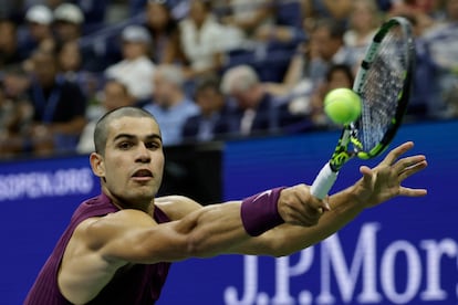 Alcaraz devuelve en un instante del partido contra Opelka en la Arthur Ashe.
