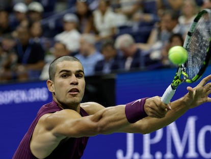 Alcaraz devuelve en un instante del partido contra Opelka en la Arthur Ashe.