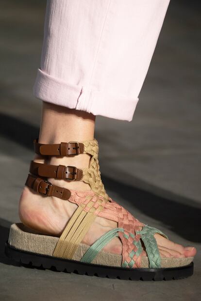 Sandalias combinadas de Alberta Ferretti. Tienen muchas papeletas para conquistar el asfalto los próximos meses.