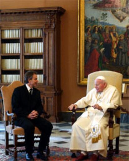 El Papa conversa con Tony Blair ayer en el Vaticano.