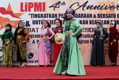 Para disfrutar del poco tiempo libre y conocer a otras mujeres como ellas, un grupo de inmigrantes indonesias organiza un concurso de belleza en un céntrico parque de Hong Kong.