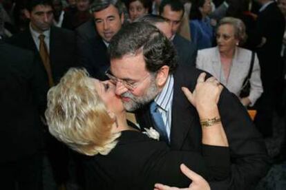 Mariano Rajoy saluda en Barcelona a una simpatizante del PP.