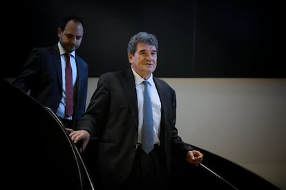 El gobernador del Banco de España, José Luis Escrivá, llega a las jornadas de Información Macroeconómica 2024, organizadas por la Asociación de Periodistas de Información Económica (APIE), este miércoles.