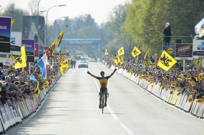 Gilbert celebra su victoria unos metros antes de cruzar la meta del Tour de Flandes.