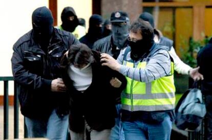 Varios policías se llevan en Bilbao a uno de los cinco miembros de una banda de atracadores entre ellos al presunto autor material del asesinato de una cajera en Cambrils el 25 de octubre de 2010.