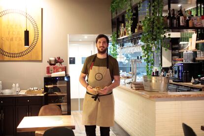 Álex Marugán en el interior de su restaurante 'Tres por Cuatro' en Madrid.