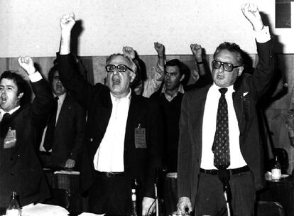 En mayo de 1979, Madrid acogió el XXVIII Congreso, recordado por la dimisión de Felipe González cuando el partido decidió seguir definiéndose como marxista. Una gestora, presidida por José Federico de Carvajal (a la derecha en la imagen), se hizo cargo de la dirección del PSOE hasta la celebración, cuatro meses después, de un Congreso Extraordinario. En septiembre de 1979, el PSOE renunciaría finalmente al marxismo, se definiría como un partido socialista democrático, concretaría su estructura federal y Felipe González volvería a la Secretaría General.