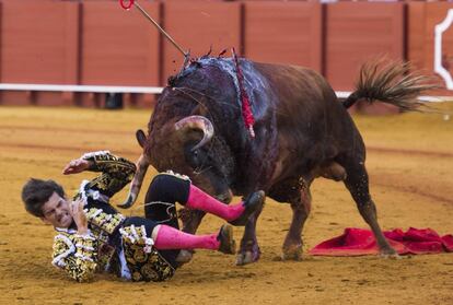 Jos&eacute; Garrido, con el tercer toro, que lo cogi&oacute; a la hora de matar.