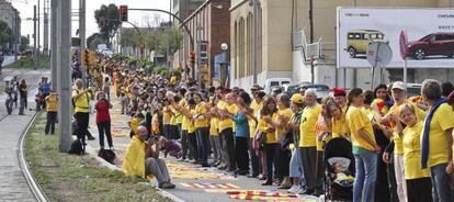 La cadena humana a su paso por L&acute;Hospitalet del Llobregat.