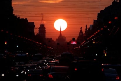 Automóviles atrapados en un atasco durante el atardecer en San Petesburgo (Rusia), el 3 de septiembre de 2018.