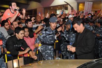 Joan Laporta, ayer, a la llegada del equipo al aeropuerto de Kuwait.