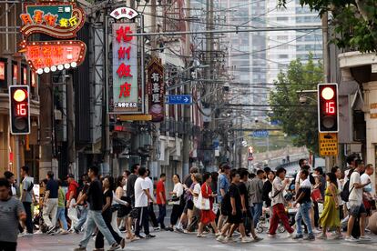 Paso de peatones en una zona comercial de Shanghái (China). 