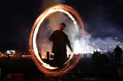 Un surcoreano practica el 'Jwibulnoli' juego popular de Corea del Sur que consiste en girar unas latas con fuego. El evento es parte de 'Daeboreum,' un día de fiesta de Corea en el que se celebra la primera luna llena del año nuevo lunar.