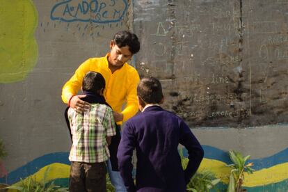 Los profesores de 'la escuela gratuita bajo el puente' reciben donaciones privadas de ropa y utensilios gracias a la difusión de sus actividades mediante el boca a boca y las redes sociales.