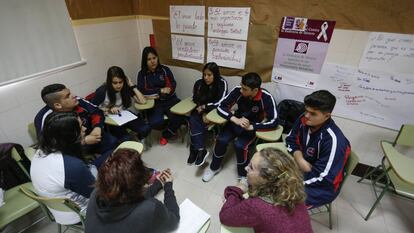 Taller sobre violencia de género en el colegio Santa Rita.