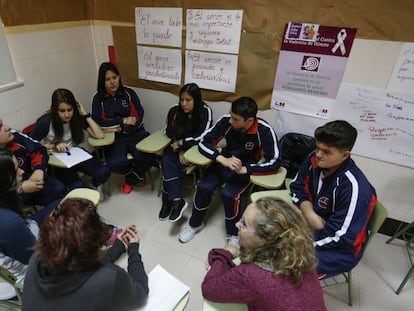 Taller sobre violencia de género en el colegio Santa Rita.