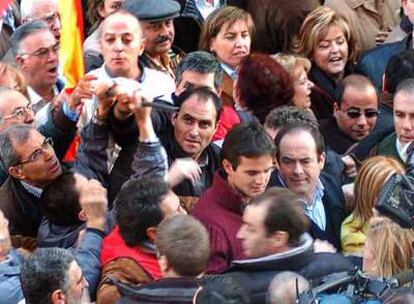 Momento de la manifestación en que uno de los detenidos (a la izquierda) intenta agredir a Bono.