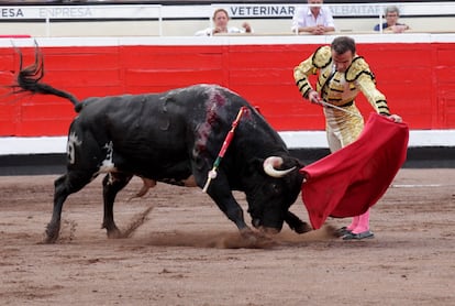 Damián Castaño, ante un toro de Dolores Aguirre, el pasado 21 de agosto en la feria de Bilbao.