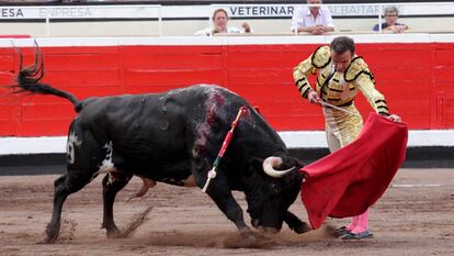 Damián Castaño, ante un toro de Dolores Aguirre, el pasado 21 de agosto en la feria de Bilbao.