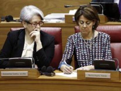 La presidenta del Gobierno de Navarra, Yolanda Barcina (d), junto a la vicepresidenta y consejera de Economía y Hacienda, Lourdes Goicoechea (i). EFE/Archivo