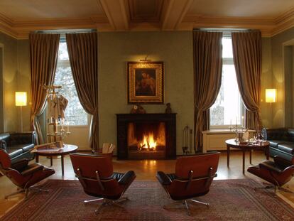 Salón con chimenea del Gran Hotel Kronenhof, en Pontresina (Suiza).