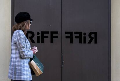 Una mujer camina delante del restaurante el RIFF, en Valencia.