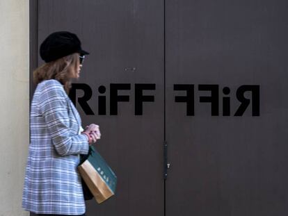 Una mujer camina delante del restaurante el RIFF, en Valencia.
