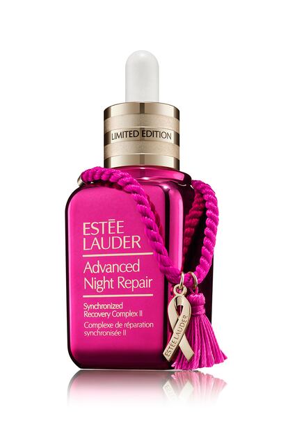 Advanced Night Repair Synchronized Recovery Complex II de Estée Lauder
Este sérum ayuda a maximizar la restauración natural de la piel durante la noche y revela un rostro radiante, más joven y renovado. La edición especial viene acompañada de nuestro elegante pin del lazo rosa para mostrar el apoyo a la causa. Tiene un coste de 114 € y dona el 100% de sus beneficios a la causa.