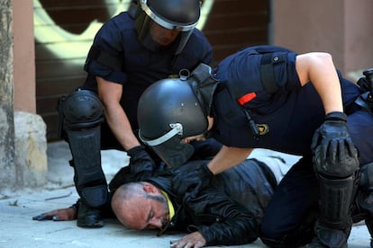 Los mossos reducen a un manifestante en las cercanías del Parlamento catalán.