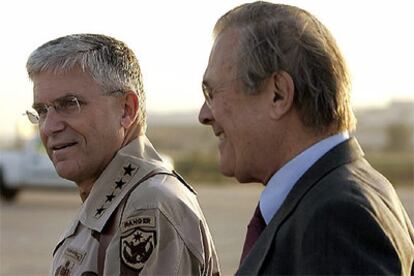 Rumsfeld, con el comandante de las tropas americanas en Irak, el general George Casey.