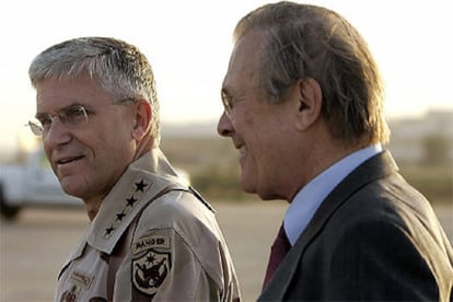 Rumsfeld, con el comandante de las tropas americanas en Irak, el general George Casey.