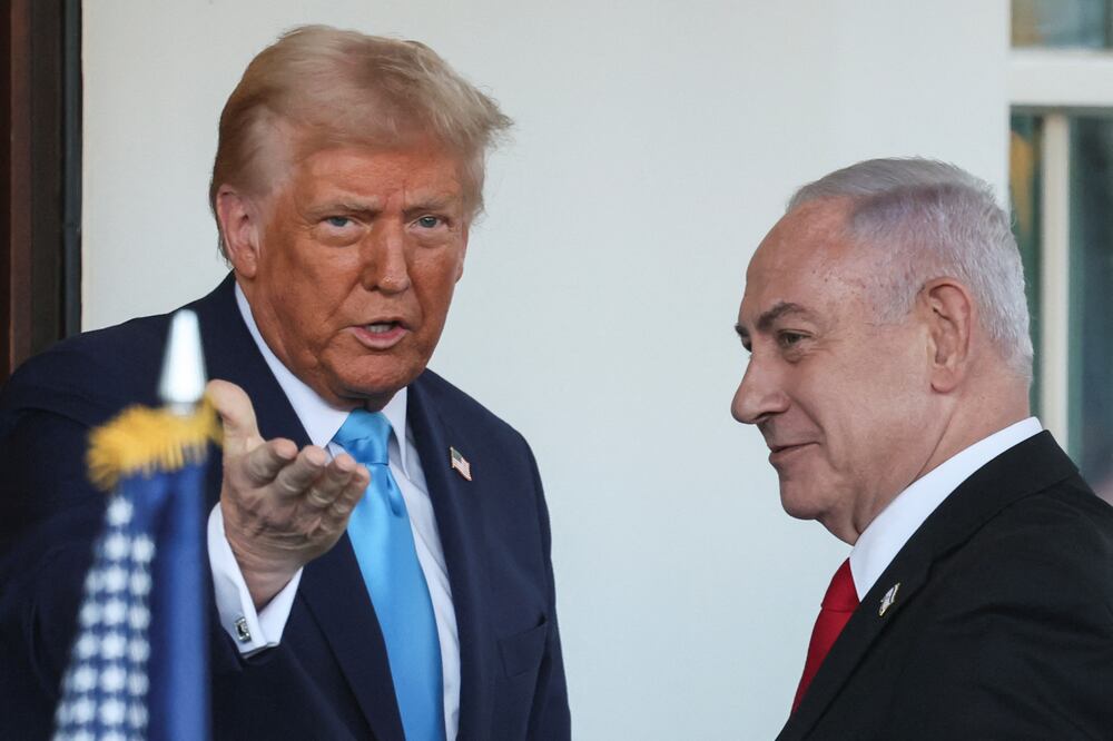 U.S President Donald Trump welcomes Israeli Prime Minister Benjamin Netanyahu at the entrance of the White House in Washington, U.S., February 4, 2025. REUTERS/Leah Millis
