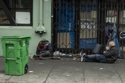 Personas sin hogar en el barrio de Tenderloin, en San Francisco, en el que el ayuntamiento tuvo que declarar el estado de emergencia en 2021 debido a las muertes por sobredosis.