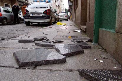 La placa de mármol de la casa en la que nació Francisco Franco en Ferrol, rota y tirada por el suelo.