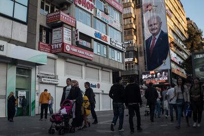Varias personas caminan por una calle bajo un gran poster promocionando el 'Evet' (Sí), en Ankara (Turquía) el 2 de abril de 2017.