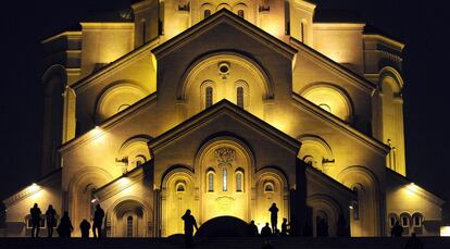 Catedral de la Santísima Trinidad de Tiflis iluminada durante la celebración de la Epifanía (Georgia).
