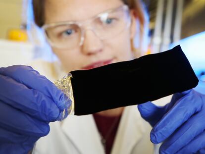 Vantablack, el negro más negro, es un pigmento que ha sido desarrollado por la empresa del Reino Unido NanoSystems.