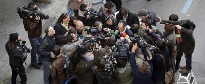 El abogado de Iñaki Urdangarin, Mario Pascual Vives, es abordado por los periodistas, a su llegada esta mañana, a los juzgados de la capital balear.